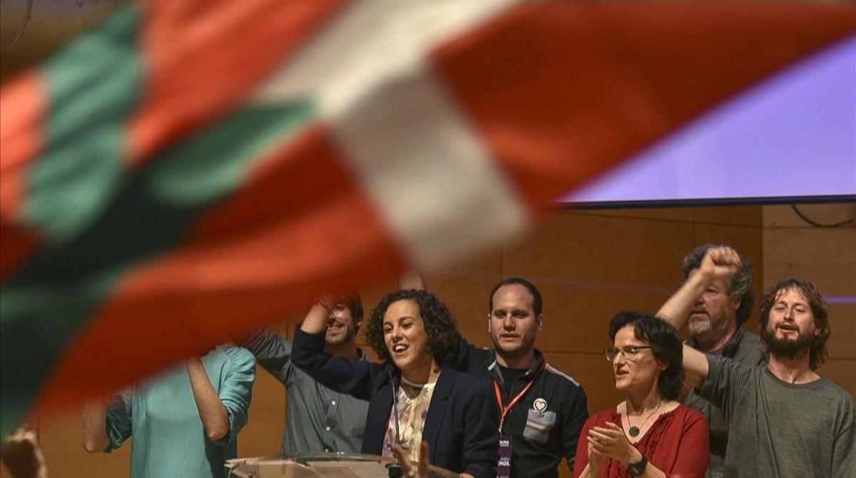 La cabeza de lista de Unidos Podemos por Gipuzkoa, Nagua Alba (centro), celebra con el resto de candidatos en Bilbao los resultados del escrutinio de las elecciones generales.
