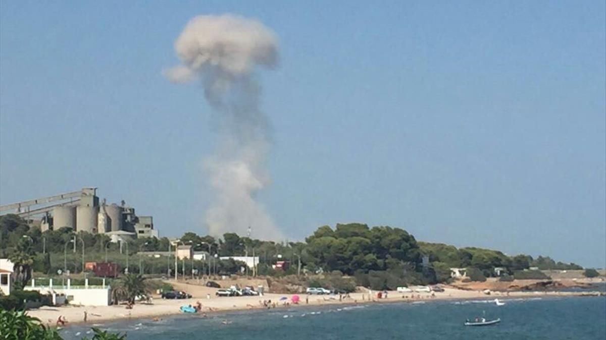 Columna de humo de la explosión en la casa de Alcanar en la que los terroristas fabricaban los explosivos, vista desde el mar. Columna de humo de la explosión en la casa de Alcanar en la que los terroristas fabricaban los explosivos, vista desde el mar.