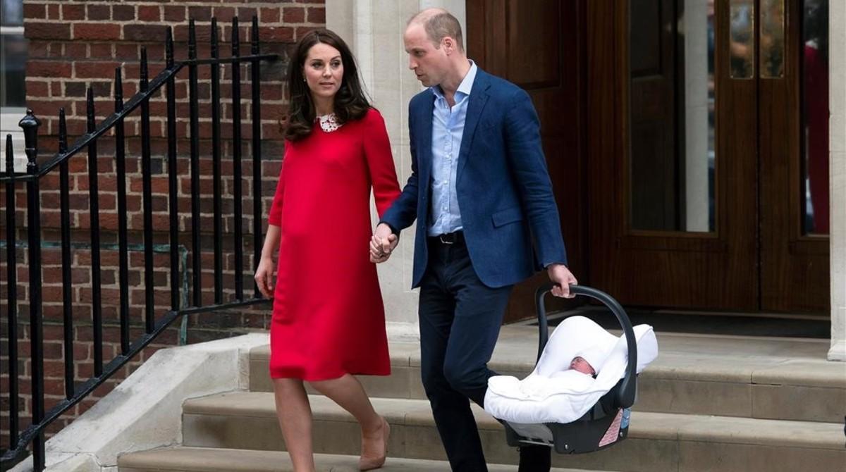 La duquesa de Cambridge abandona el hospital el pasado lunes junto a su marido, el príncipe Guillermo, a las siete horas de dar a luz a su tercer hijo.