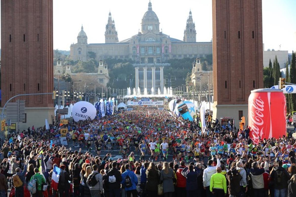 Els participants en la carrera de 42 quilòmetres i 195 metres inicien el recorregut, aquest diumenge.