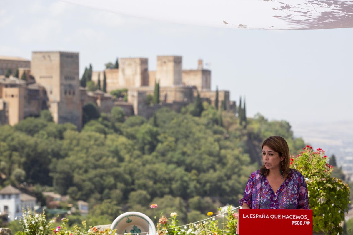 La portavoz del PSOE en el Congreso, Adriana Lastra, ante las murallas de Granada en el l85 aniversario del fusilamiento de Federico García Lorca La portavoz del PSOE en el Congreso, Adriana Lastra, ante las murallas de Granada en el l85 aniversario del fusilamiento de Federico García Lorca