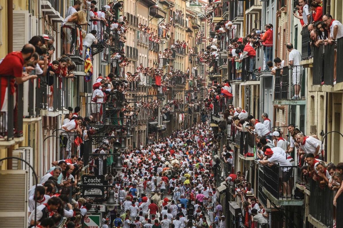 Balcones abarrotados de gente siguiendo el cuarto encierro de San Fermín, este domingo. Balcones abarrotados de gente siguiendo el cuarto encierro de San Fermín, este domingo.