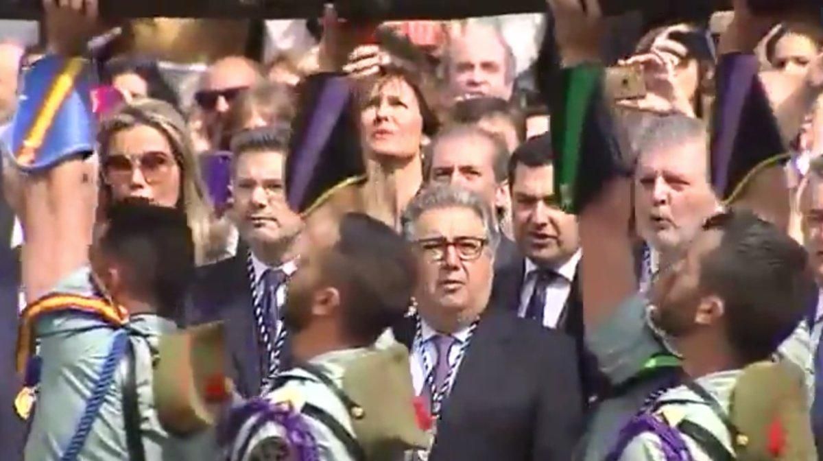 Los ministros Zoido, Catalá y Méndez de Vigo cantan el himno de la Legión al paso del Cristo de la Buena Muerte, durante la procesión celebrada en Málaga el 30 de marzo de 2018. Los ministros Zoido, Catalá y Méndez de Vigo cantan el himno de la Legión al paso del Cristo de la Buena Muerte, durante la procesión celebrada en Málaga el 30 de marzo de 2018.