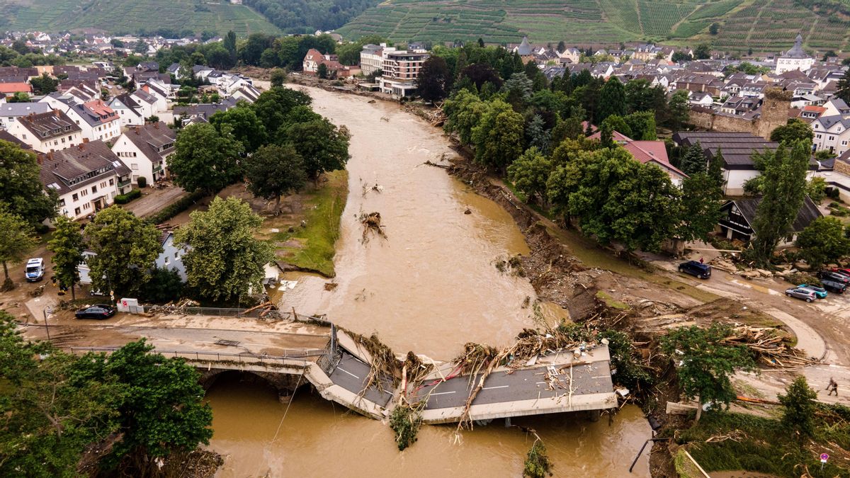Puente destruido por una crecida en Bad Neuenahr-Ahrweiler, Alemania Puente destruido por una crecida en Bad Neuenahr-Ahrweiler, Alemania