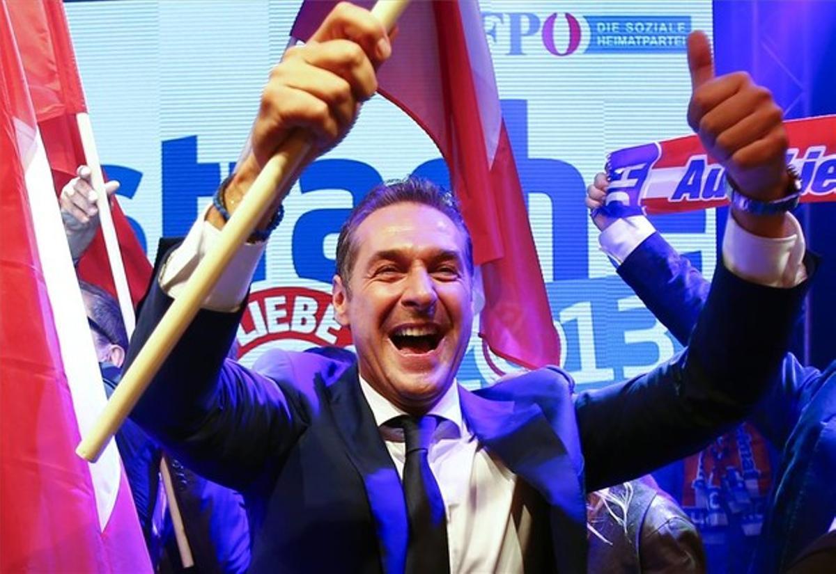 Heinz Christian Strache, líder de los liberales, celebra los resultados alcanzados en las elecciones en Viena, el domingo.