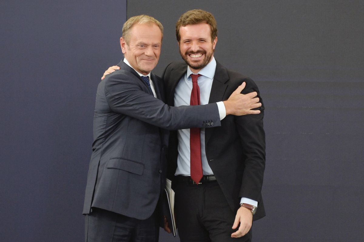 El presidente del Partido Popular Europeo (PPE), Donald Tusk, abraza a Pablo Casado, este martes en la jornada de la convención nacional itinerante organizada en Valladolid. El presidente del Partido Popular Europeo (PPE), Donald Tusk, abraza a Pablo Casado, este martes en la jornada de la convención nacional itinerante organizada en Valladolid.