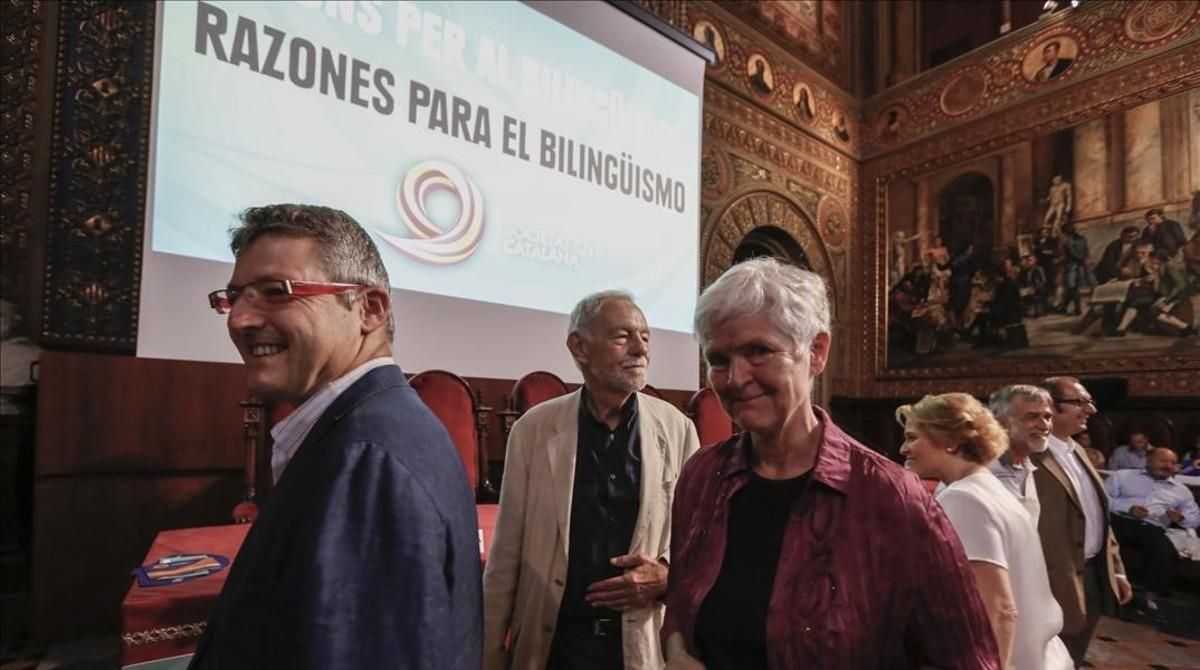 Eduardo Mendoza, en el centro de la imagen, con otros intervinientes en el acto de Societat Civil a favor del bilingüismo. Eduardo Mendoza, en el centro de la imagen, con otros intervinientes en el acto de Societat Civil a favor del bilingüismo.