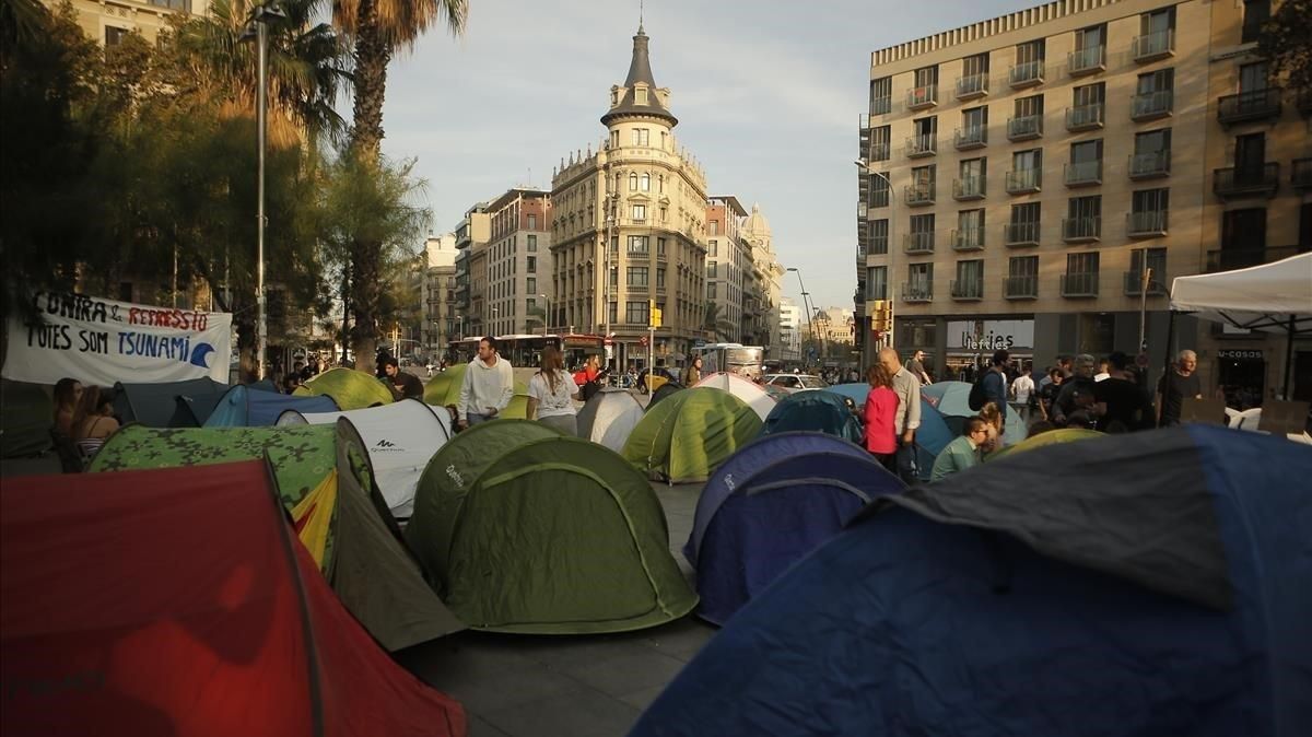 La plaza de la Universitat de Barcelona, a media tarde, repleta de tiendas de campaña. La plaza de la Universitat de Barcelona, a media tarde, repleta de tiendas de campaña.