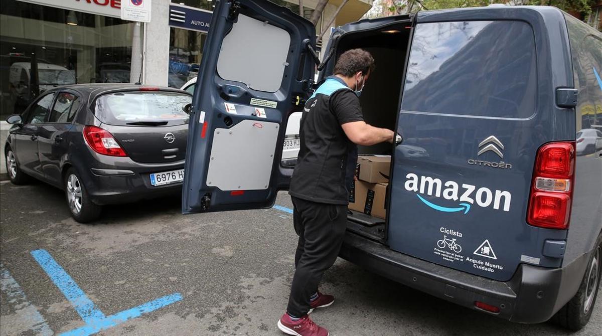 Una furgoneta de Amazon descargando en una calle de Barcelona.