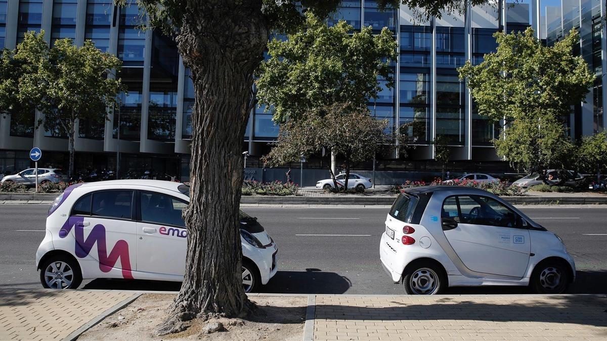 Dos coches de las compañías Emov y Car2go aparcados en Madrid.