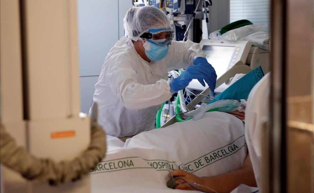 Profesionales sanitarios trabajan en una de las UCI del Hospital Clínic de Barcelona para pacientes covid. Profesionales sanitarios trabajan en una de las UCI del Hospital Clínic de Barcelona para pacientes covid.