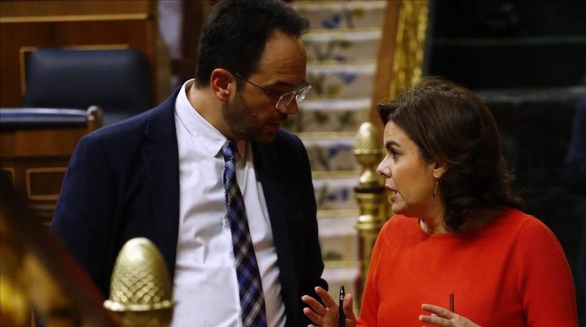Antonio Hernando y Soraya Sáenz de Santamaría, el pasado miércoles en el Congreso. Antonio Hernando y Soraya Sáenz de Santamaría, el pasado miércoles en el Congreso.