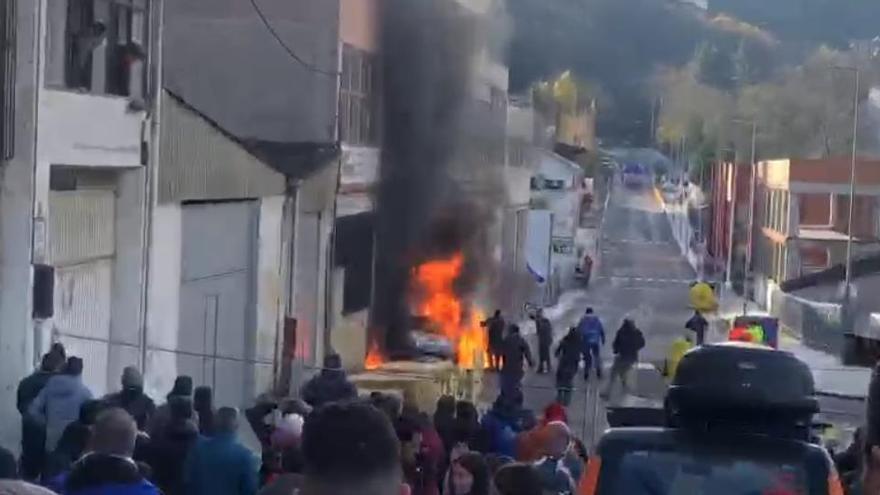 Evacuan a un piloto de un rally de Asturias tras un accidente que dejó al coche ardiendo
