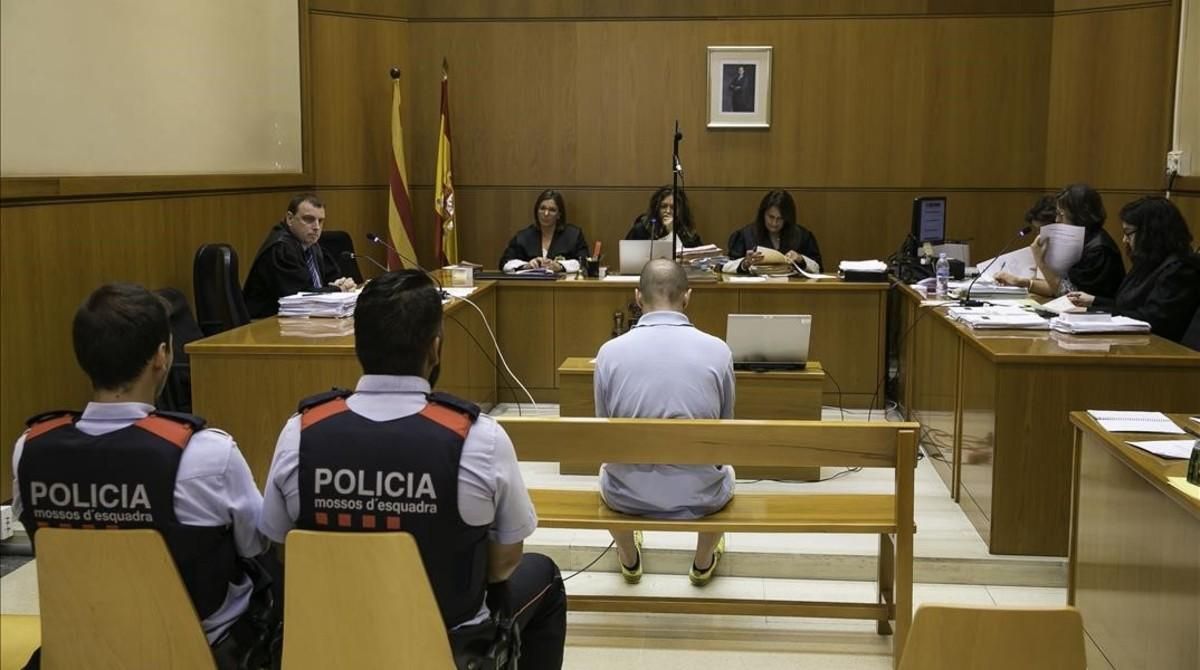 Vuit anys de presó per a un monitor dels Maristes per pornografia infantil Vuit anys de presó per a un monitor dels Maristes per pornografia infantil