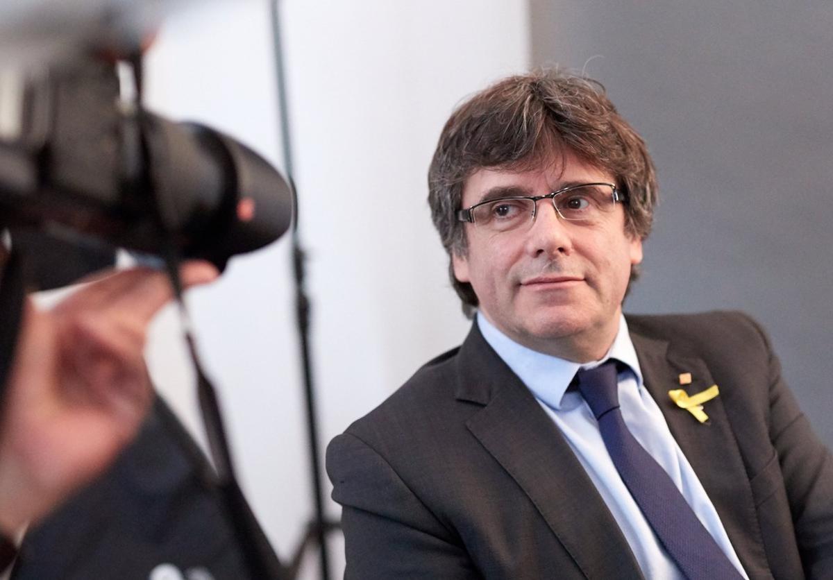El expresidente de la Generalitat Carles Puigdemont posa para los fotógrafos tras un encuentro con periodistas extranjeros, en Berlín.