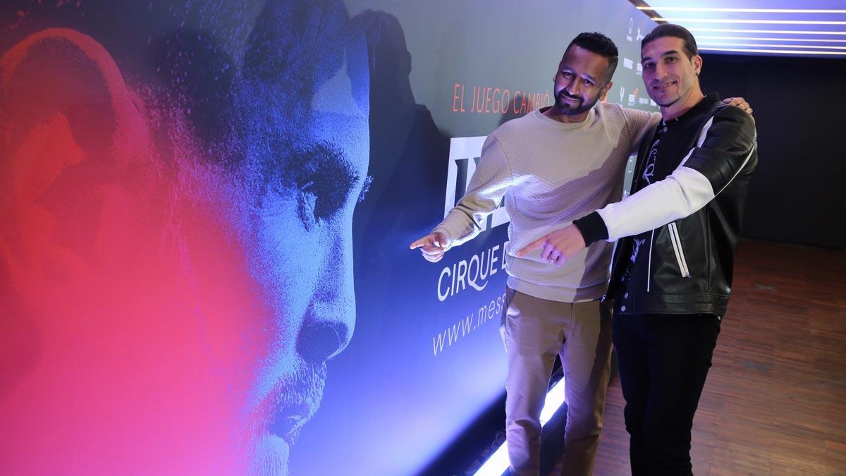 Presentación del espectáculo ’Messi10’. En la foto, Mukhtar O.S. Mukhtar, director del espectáculo, y José Manuel Pinto, en La Pedrera, donde han hablado del ’show’.