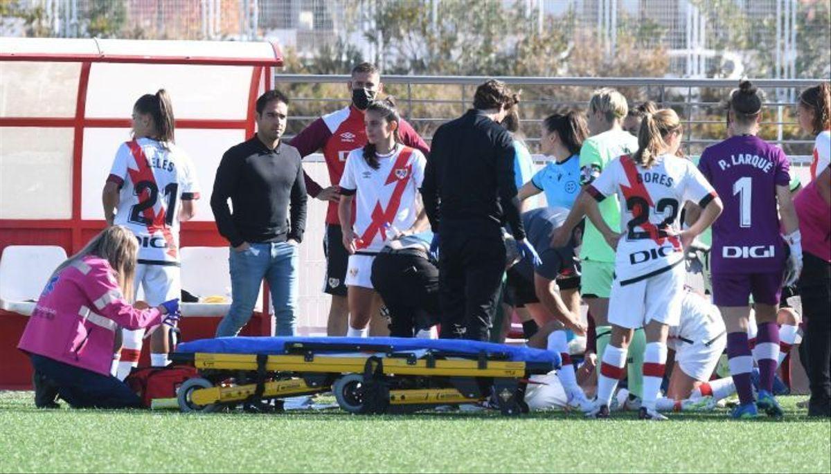 La jugadora del Rayo Camila Sáez es atendida por el médico del Athletic el pasado fin de semana. /