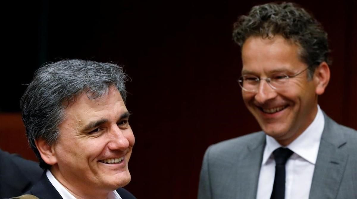 El ministro de Finanzas griego, Euclid Tsakalotos (izquierda), junto al presidente del Eurogrupo, Jeroen Dijsselbloem. El ministro de Finanzas griego, Euclid Tsakalotos (izquierda), junto al presidente del Eurogrupo, Jeroen Dijsselbloem.