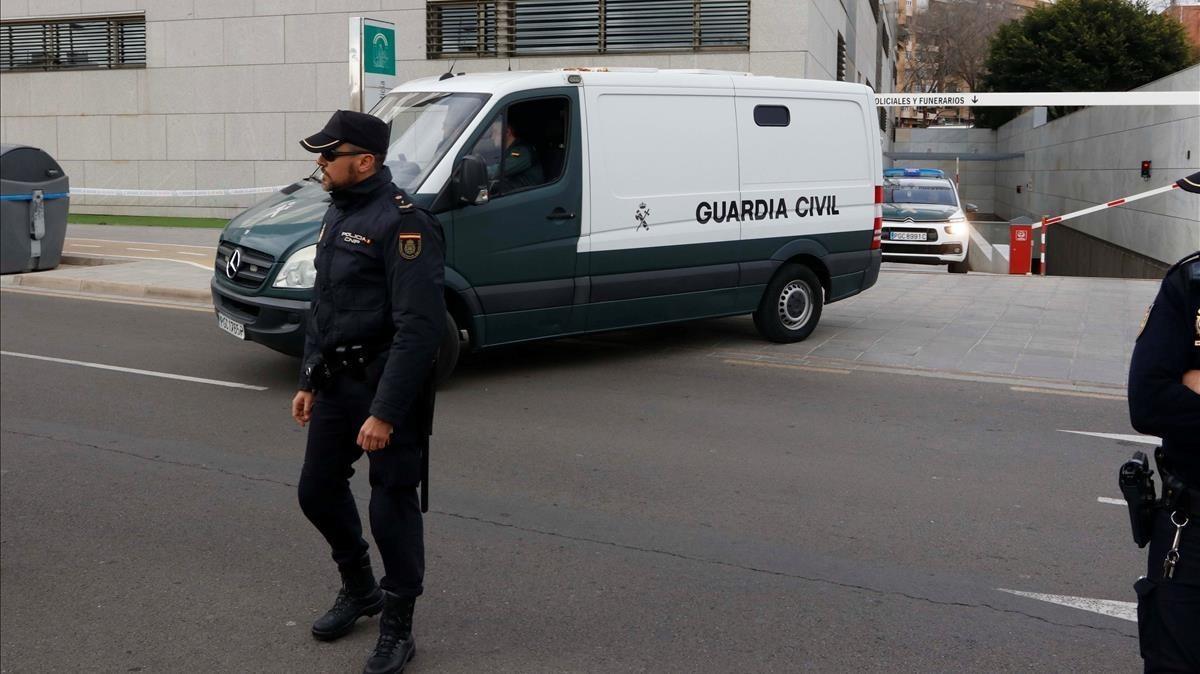 Un furgón policial traslada a Ana Julia Quezada a la prisión de Acebuche.