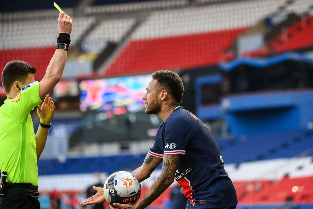 Neymar ve la segunda amarilla ante el Lille. Neymar ve la segunda amarilla ante el Lille.