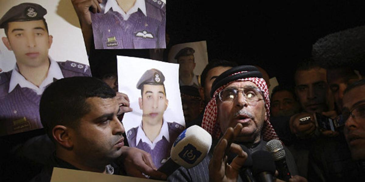 Safi Yousef (derecha), padre del piloto jordano Muaz Kasasbeh, a quien el grupo yihadista Estado Islámico (EI) ha amenazado con matar.