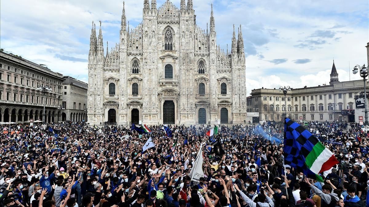 Miles de hinchas del Inter celebran la conquista del ’Scudetto’ en la plaza del Duomo Miles de hinchas del Inter celebran la conquista del ’Scudetto’ en la plaza del Duomo