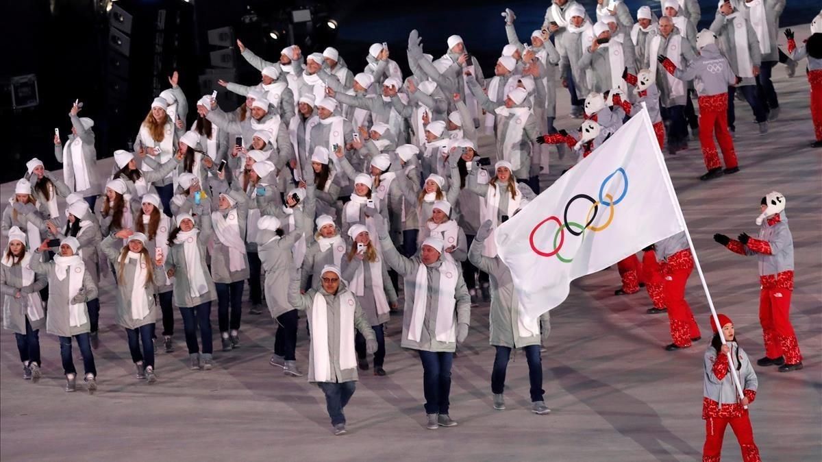 Los deportistas rusos, tras la bandera olímpica en el desfile inaugural. Los deportistas rusos, tras la bandera olímpica en el desfile inaugural.