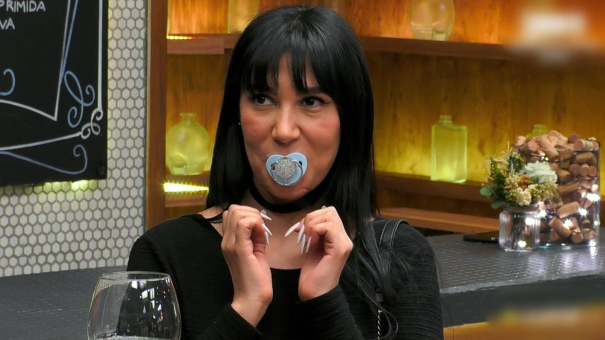 L’Anne sorprèn amb el seu xumet a ‘First Dates’: «He d’utilitzar-lo, si no m’inflo com un gripau» L’Anne sorprèn amb el seu xumet a ‘First Dates’: «He d’utilitzar-lo, si no m’inflo com un gripau»