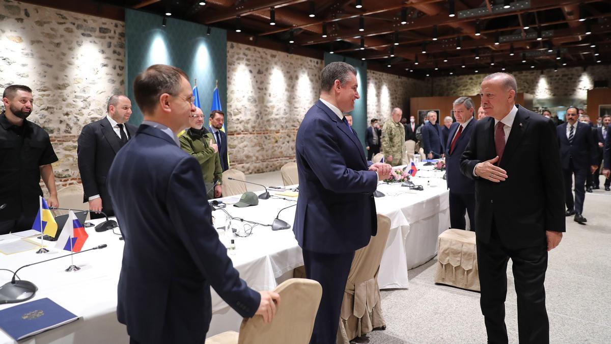  Una fotografía proporcionada por la Oficina de Prensa del Presidente turco muestra al Presidente turco Erdogan dando la bienvenida a las delegaciones rusa y ucraniana antes de sus conversaciones, en el Palacio Dolmabahce en Estambul.