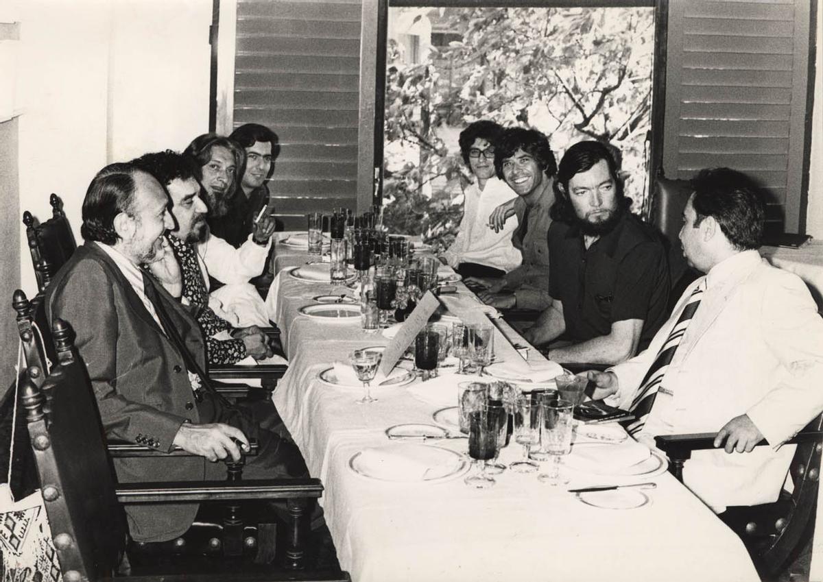 Julio Cortázar, Mario Vargas Llosa y Gabriel García Márquez, en una cena con más amigos en 1970.