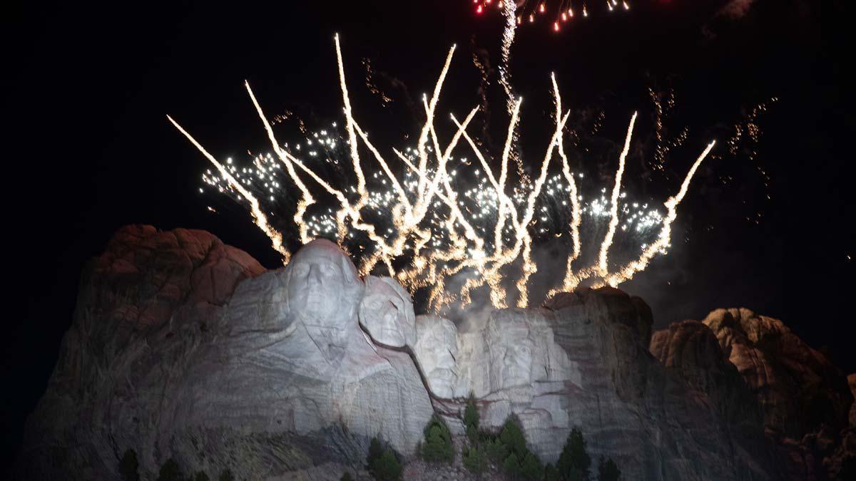 Fuegos artificiales en el Monte Rushmore por el Día de la Independencia.