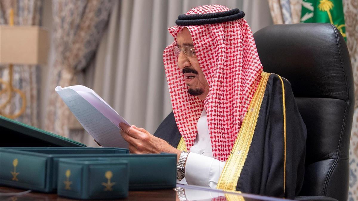 El rey de Arabia Saudí, Salman bin Abdulaziz, durante una reunión telemática con el Gobierno ayer martes. El rey de Arabia Saudí, Salman bin Abdulaziz, durante una reunión telemática con el Gobierno ayer martes.