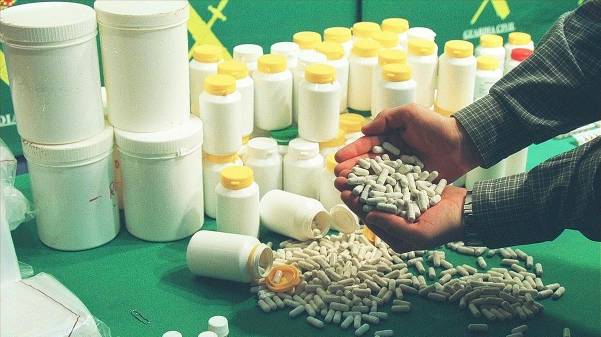 Foto de archivo de una operación de la Guardia Civil en la que se requisaron falsos productos con los que se alegaba poder tratar, entre otros, el cáncer (19-11-2002) Foto de archivo de una operación de la Guardia Civil en la que se requisaron falsos productos con los que se alegaba poder tratar, entre otros, el cáncer (19-11-2002)