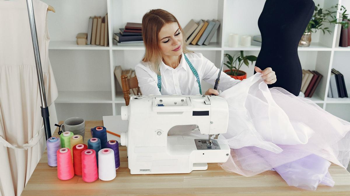 Una mujer utiliza una máquina de coser, en una imagen de archivo