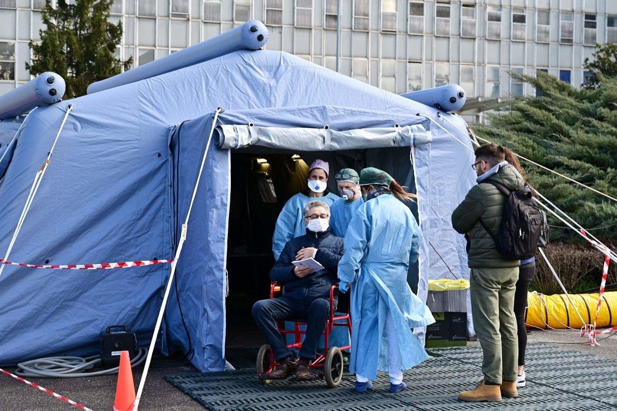 Un hombre recibe asistencia pre-triaje delante del hospital de Cremona, en el norte de Italia. Un hombre recibe asistencia pre-triaje delante del hospital de Cremona, en el norte de Italia.