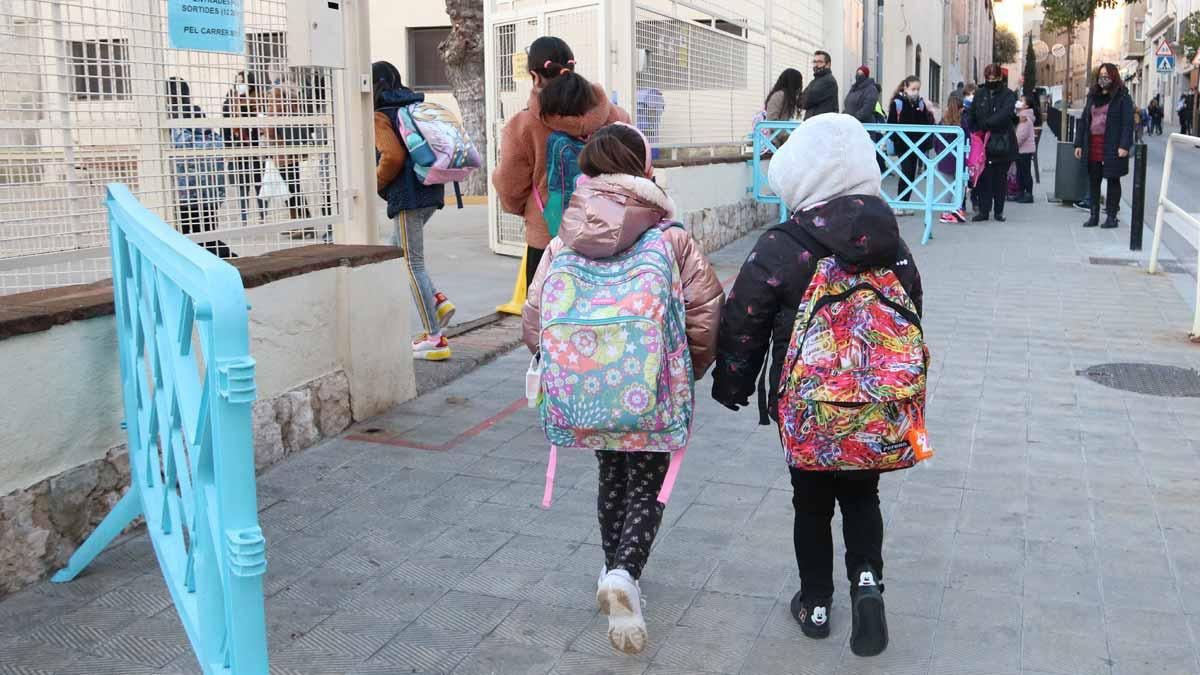 Alumnos del CEIP Sant Pau de Figueres entran en clase. Alumnos del CEIP Sant Pau de Figueres entran en clase.