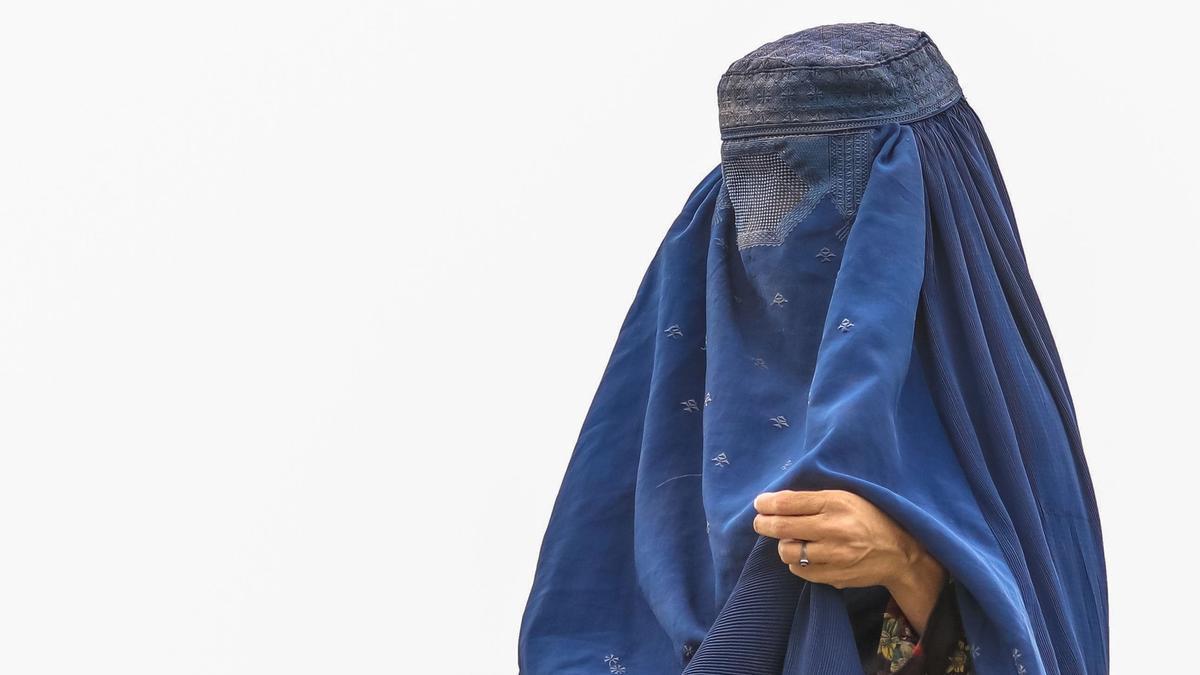 Una mujer con burka  en un campo de refugiados en Kabul