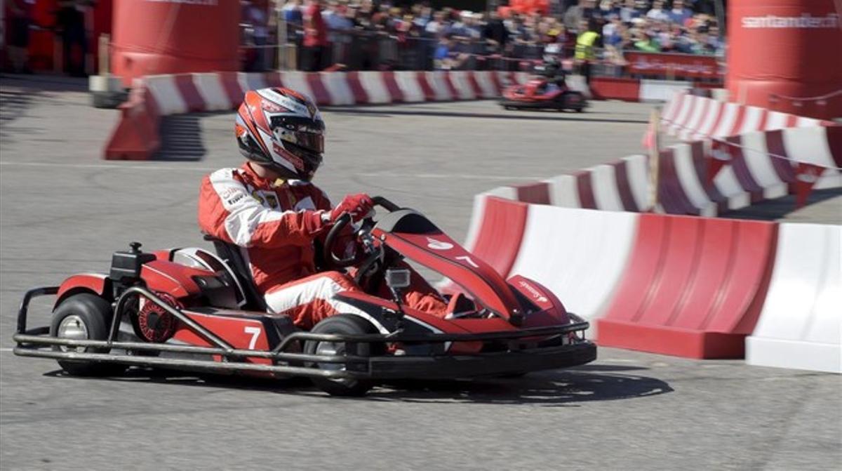 El piloto finalndés de Fórmula 1 de Ferrari Kimmi Raikkkonen en un evento de karting en Helsinki este martes