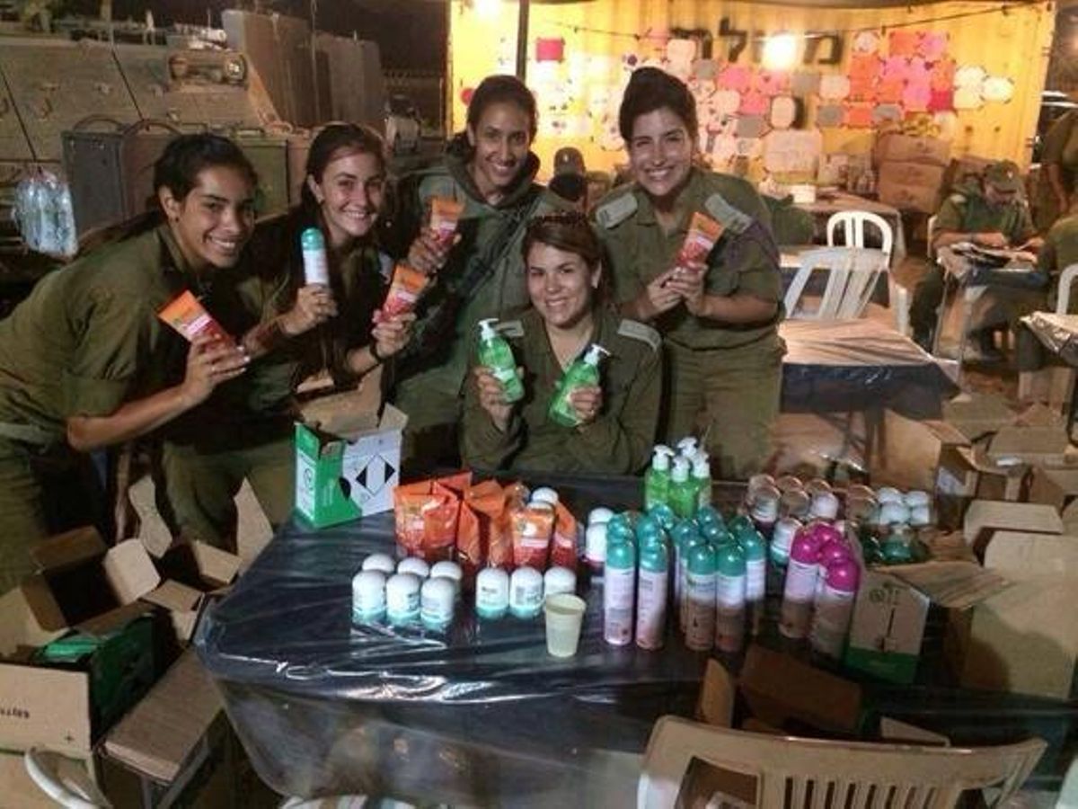 Fotografía de las mujeres soldado de Israel con los productos de Garnier. Fotografía de las mujeres soldado de Israel con los productos de Garnier.