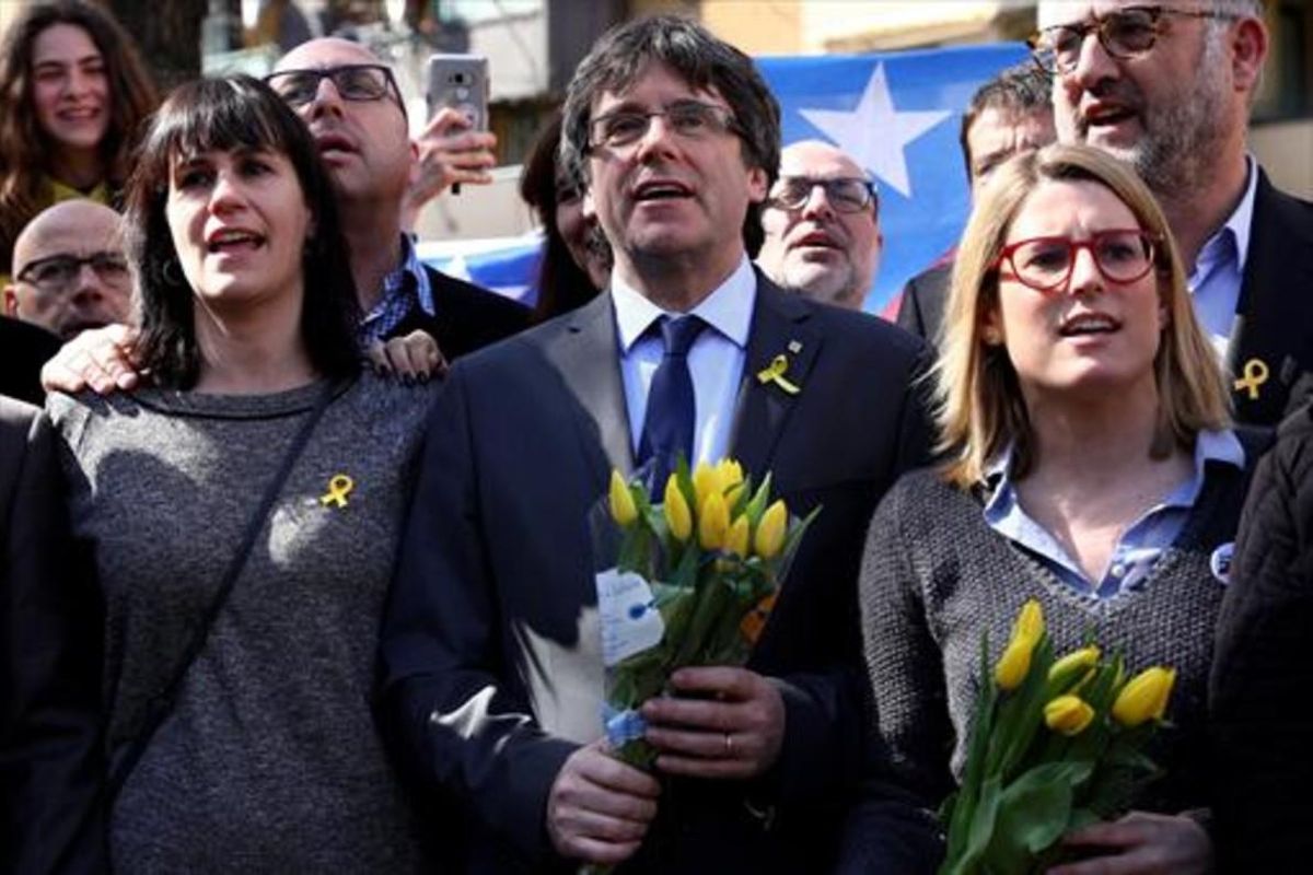 Puigdemont, con la portavoz de JxCat, Elsa Artadi,tras una rueda de prensa en Berlín. Puigdemont, con la portavoz de JxCat, Elsa Artadi,tras una rueda de prensa en Berlín.