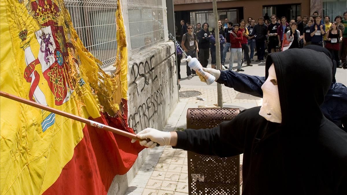 Esta ma ana se ha quemado una bandera espa ola en la Facultat d historia de la Ub en se al de protesta por el encarcelamiento de Franqui 8 de mayo de 2008 barcelona Arnau Bach Esta ma ana se ha quemado una bandera espa ola en la Facultat d historia de la Ub en se al de protesta por el encarcelamiento de Franqui 8 de mayo de 2008 barcelona Arnau Bach
