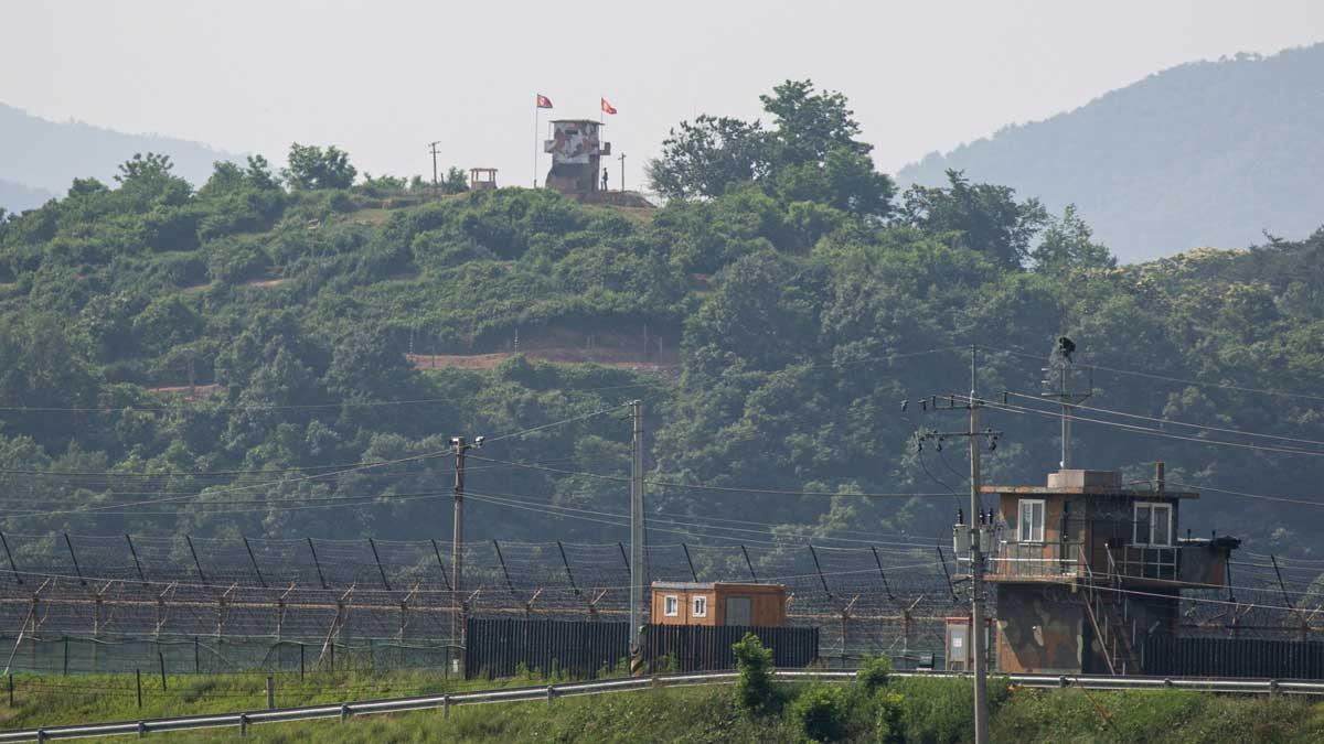 Tensión en Corea. Pionyang corta sus líneas de comunicación con Seúl. En la foto, dos torres de vigilancia, una en Corea del Norte y otra en Corea del Sur, en la frontera cerca de la localidad de Paju (Corea del Sur).