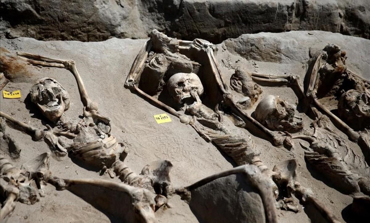 Algunos de los esqueletos maniatados del siglo VII hallados en un cementerio del sur de Atenas. Algunos de los esqueletos maniatados del siglo VII hallados en un cementerio del sur de Atenas.