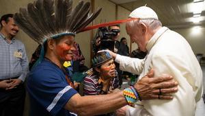 El Papa saluda a miembors de una de las tribus indígenas de la Amazonia, esta semana en el Vaticano.