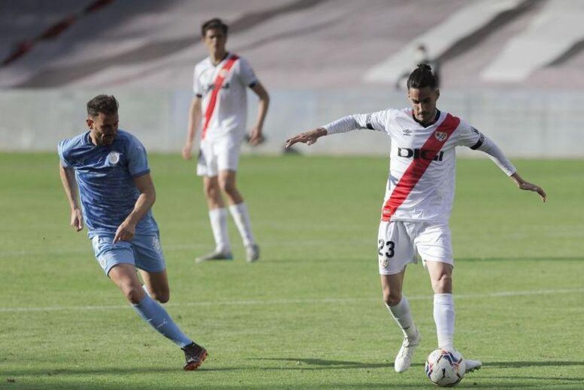 Stuani presiona a Óscar Luengo. Stuani presiona a Óscar Luengo.