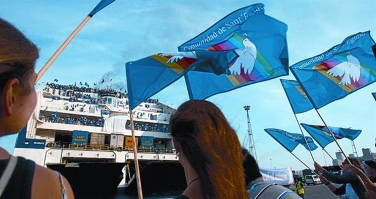 Llegada al puerto de Barcelona de asistentes a la cita de la Comunidad de San Egidio, el viernes. Llegada al puerto de Barcelona de asistentes a la cita de la Comunidad de San Egidio, el viernes.