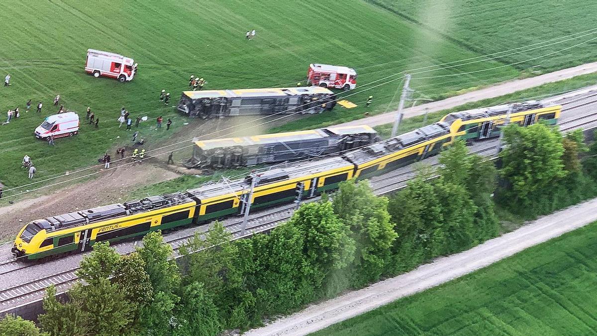 Almenys un mort i 30 ferits al descarrilar un tren a Àustria