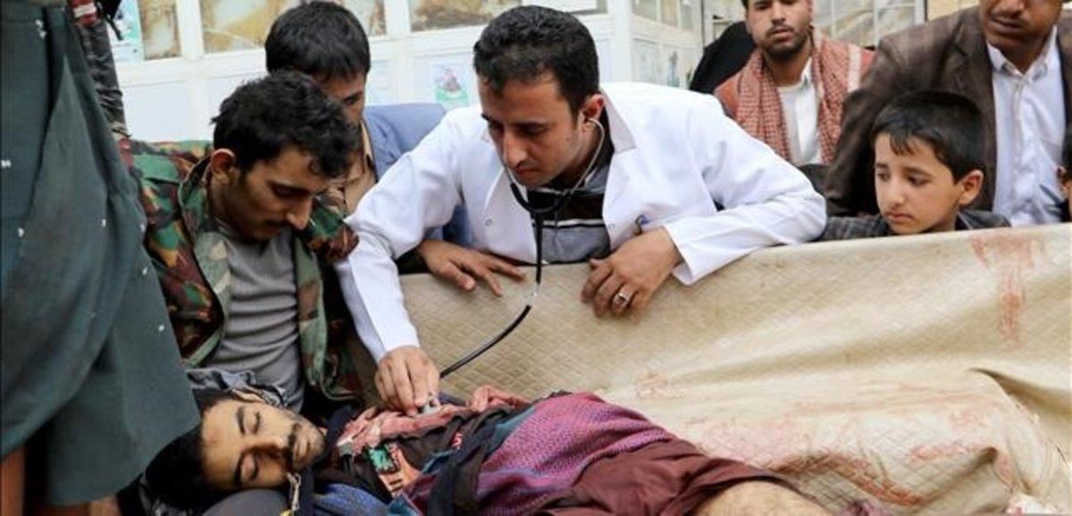 Llegada al hospital de Saada (Yemen) del cadáver de un hombre caído durante un ataque aéreo en la población. Llegada al hospital de Saada (Yemen) del cadáver de un hombre caído durante un ataque aéreo en la población.