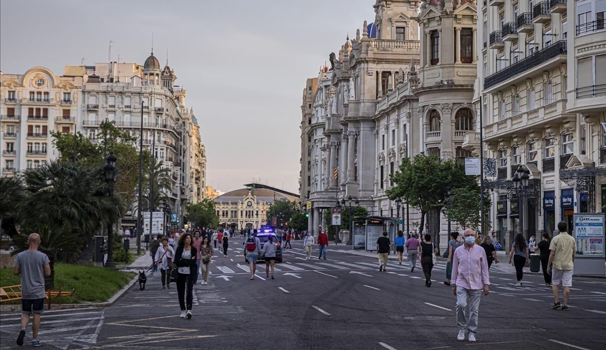 La Plaza del Ayuntamiento de València tomada ya por los peatontes en su primera semana sin coches La Plaza del Ayuntamiento de València tomada ya por los peatontes en su primera semana sin coches
