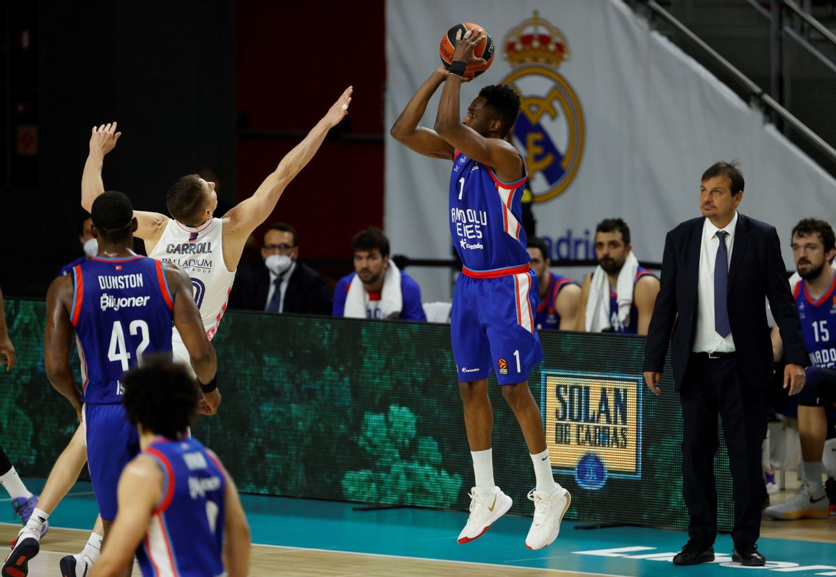 El francés del Anadolu Efes Beaubois (d) ejecuta un triple ante la oposición del madridista Carroll. El francés del Anadolu Efes Beaubois (d) ejecuta un triple ante la oposición del madridista Carroll.